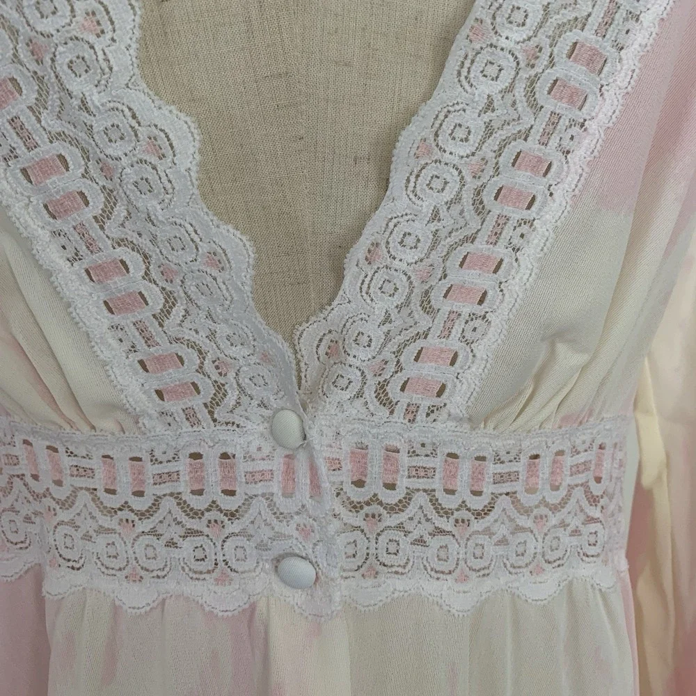 Vtg Miss‎ Elaine Long Nightgown Robe Low Back Lace